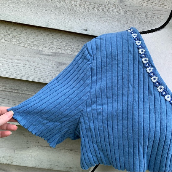 Vintage 90s Blue Solid Print Floral Crochet V-Neck Ribbed Short Sleeve Crop Top - Picture 6 of 16